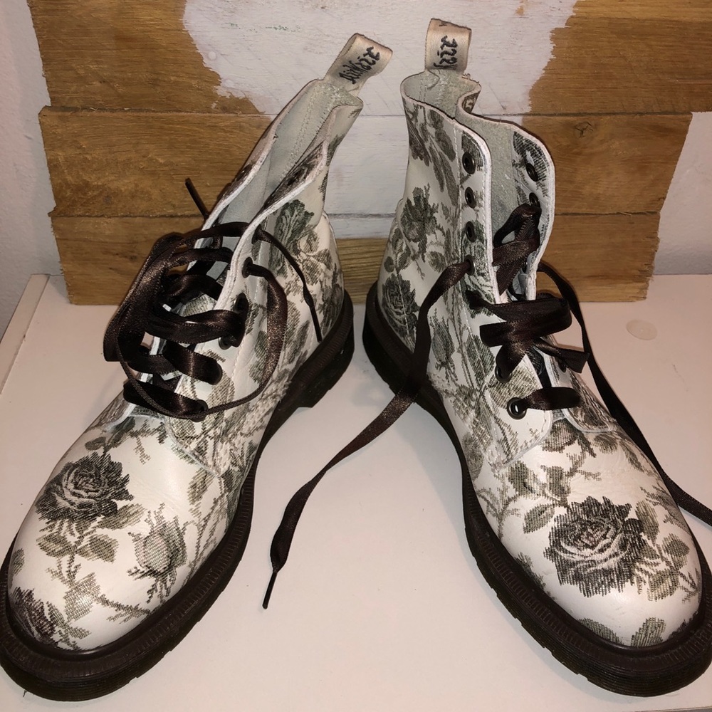 RARE Sz. 7 White Floral Tapestry Doc Martens